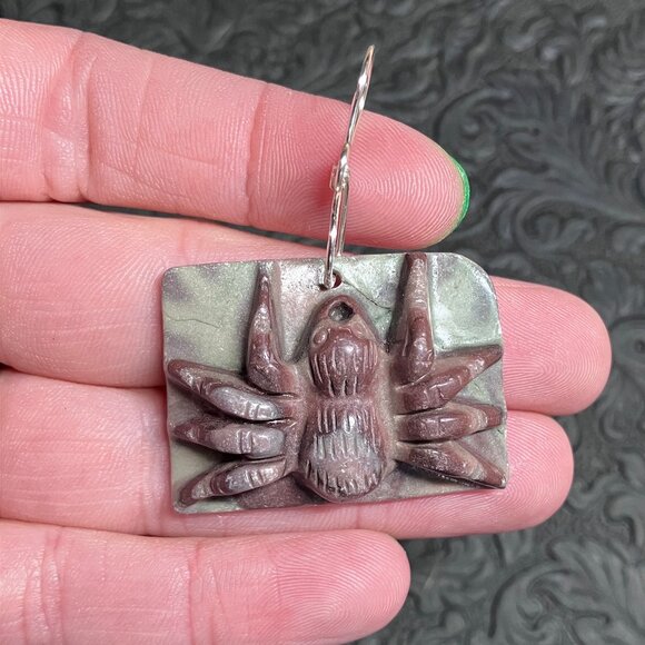 Hand Carved Tarantula Spider Pendant Ribbon Jasper Stone Jewelry - Picture 1 of 5
